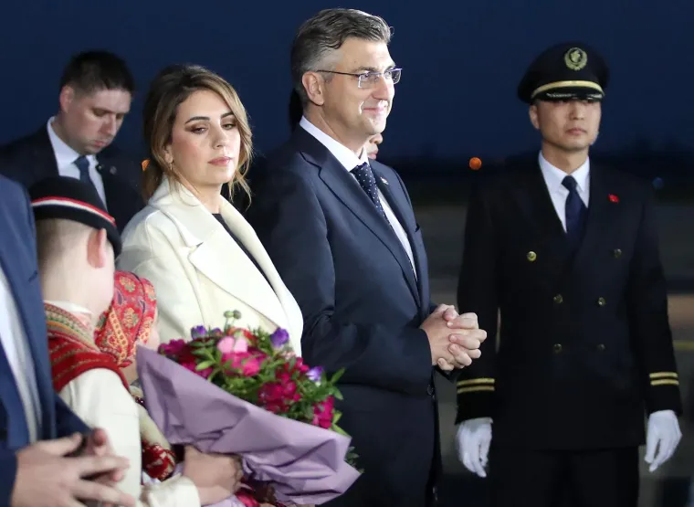 Ana Maslać Plenković rođena je 19. prosinca 1979. godine u Dubrovniku. Svoju diplomu stekla je na Pravnom fakultetu Sveučilišta u Zagrebu.