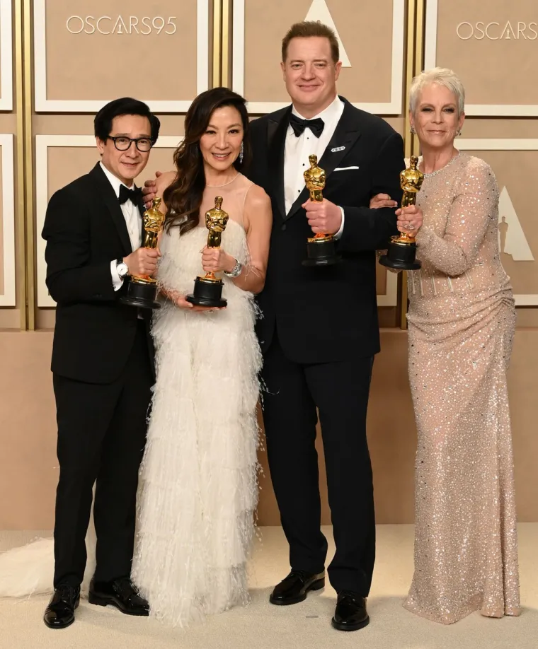 Ke Huy Quan, Michelle Yeoh, Brendan Fraser i Jamie Lee Curtis