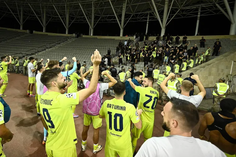 Pojavile se fotografije epskog slavlja: Dinamovci odmah nakon pobjede stali pred Boyse