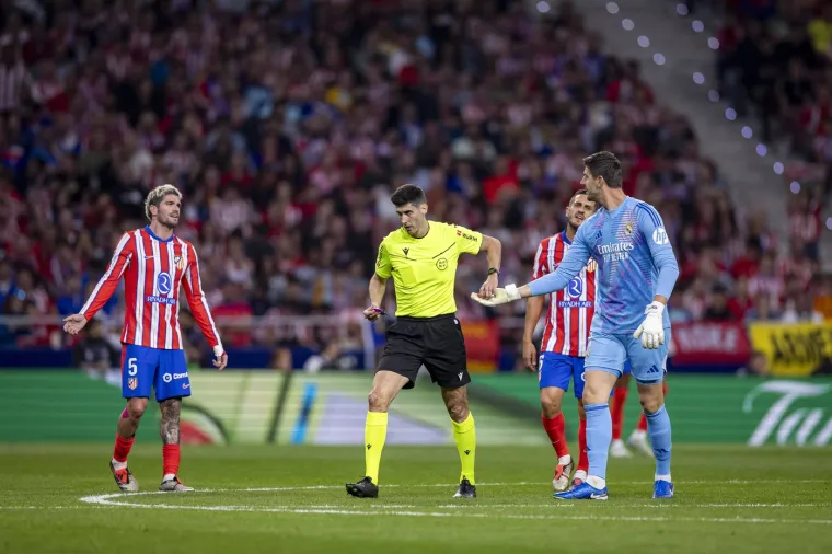 Utakmica je prekinuta na 20 minuta jer su navijači Atlética bacali predmete prema Realovom vrataru Thibautu Courtoisu nakon vodstva Reala u drugom poluvremenu. Atlético je ipak osvojio bod remijem 1-1 kad je Ángel Correa postigao pogodak u sudačkoj nadoknadi