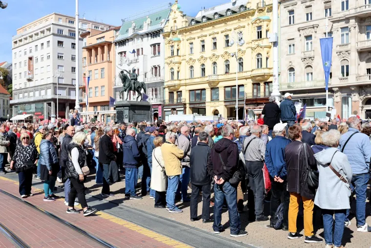 Trg bana Jelačića pun umirovljenika. Viču ljutito: 'Nećemo više mrvice!'