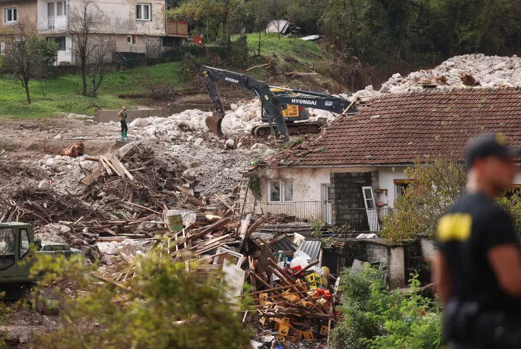 Raste broj žrtava. Dnevni avaz piše da su u nedjelju ujutro pronađena su najmanje tri tijela - dva u Jablanici i jedno, prema zasad nepotvrđenim informacijama, u Buturović-Polju.