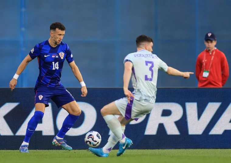 Ivan Perišić počeo je ovu utakmicu na desnom boku, poziciji koju ne voli igrati. No, za Vatrene se 'žrtvovao'.
