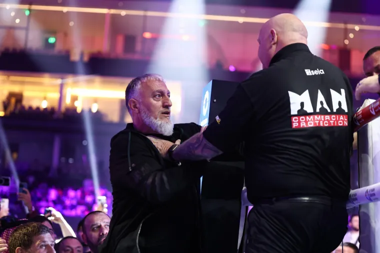 Adam Delimkhanov spriječen je u tome, ali čitav svijet priča o posebnim gostima iz Čečenije, Putinovim slugama, čiji TIKTOK vojnici, kako se sprdaju sa Čečencima u Ukrajini, rade po toj zemlji zločine. Adam Delimkhanov je član Ruske ujedinjene partije i na čelu je čečenskog ogranka u Ruskoj nacionalnoj gardi.