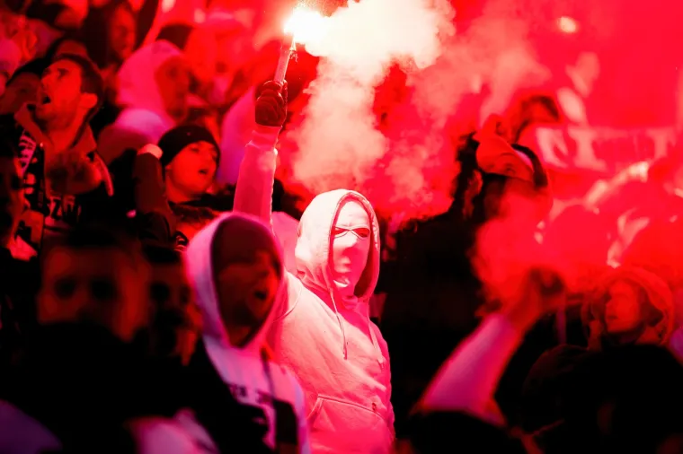 Poljski ultrasi jako su vatreni i rade takvu atmosferu s kojom se protivnicima na travnjaku, suparničkim igračima, odrežu noge i ledi krv u žilama.