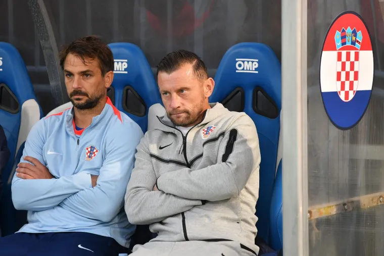 Ivica je prekrižio ruke, a istu pozu imao je i Niko pored njega