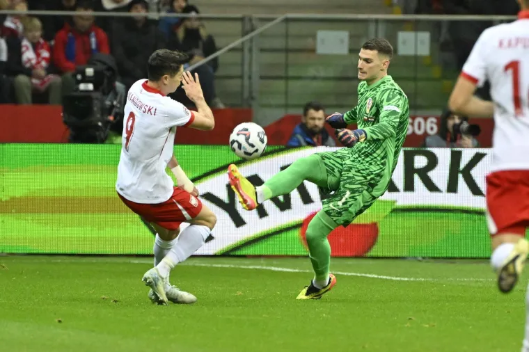 Ovdje s emože vidjeti kako je Livi prvi stigao do lopte.