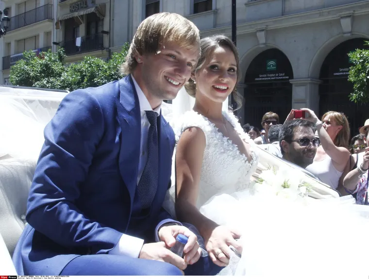 Raquel podržava svoj supruga u svemu, a on je prije dolaska u Split razgovarao s njom. Prije svake odluke, Raquel je ta s kojom prvom razgovara, koja 'amenuje' neke stvari. O svemu razgovaraju i zajednički donose odluke.