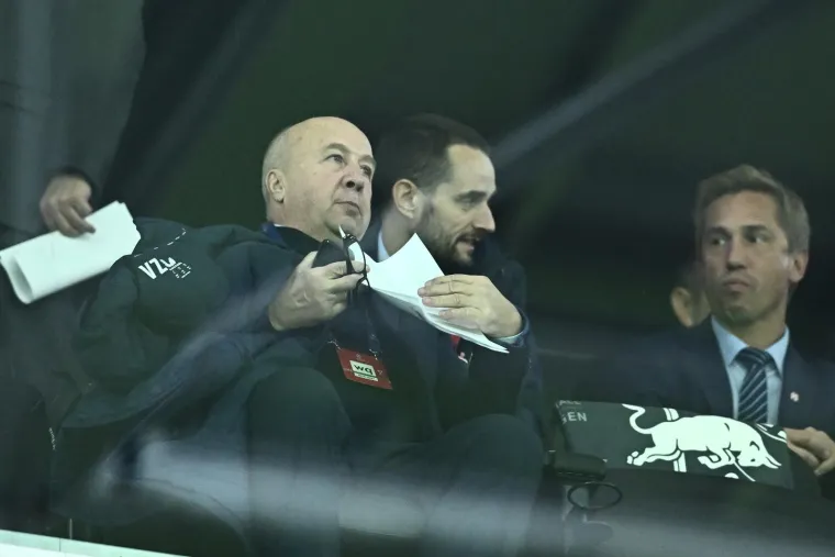 Nakon što je pročitao potrebno s papira, posvetio se gledanju utakmice. Iza njega je sjedio Sanjin Španović, njegova desna ruka, ključni operativac kluba.