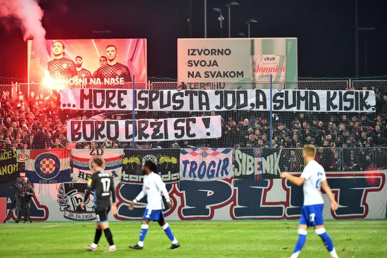 "More ispušta jod, a šuma kisik. Boro drži se!" - bila jr poruka Torcide.