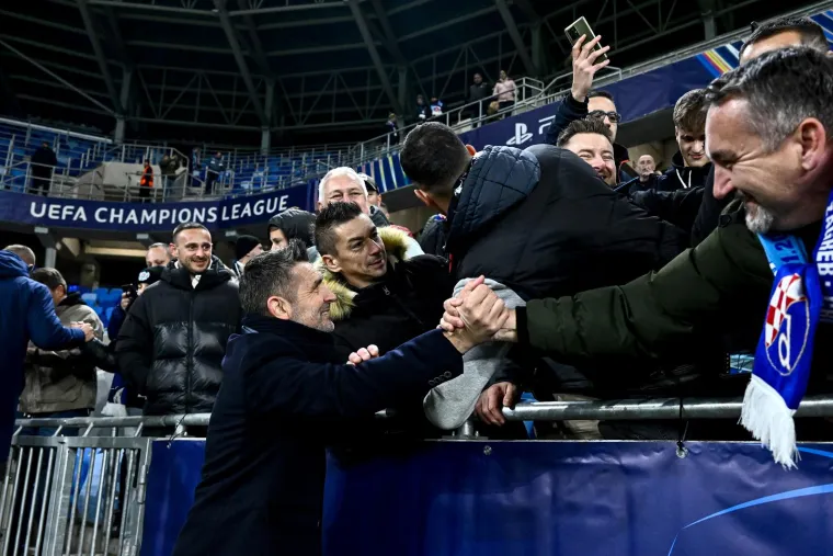 Trener Plavih Nenad Bjelica je nakon fantastične pobjede Dinama u Bratslavi otišao do najvjernijih navijača i pozdravio se s njima.