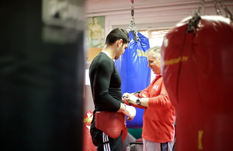Filip Hrgović i Leo Pijetraj. Pijetraj mu stavlja rukavice za sparing.
