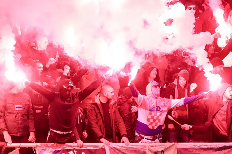 Utakmica nije prekinuta jer baklje nisu završile na terenu.