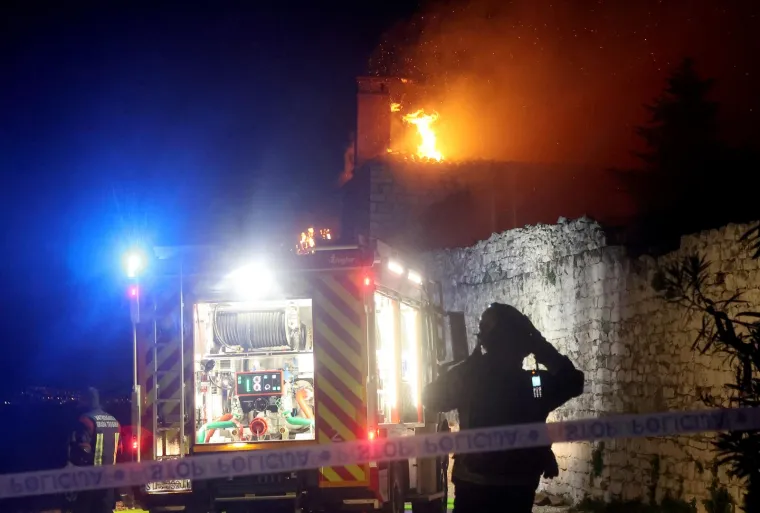 Pogledajte stravične slike vatre koja guta dominikanski samostan na Čiovu