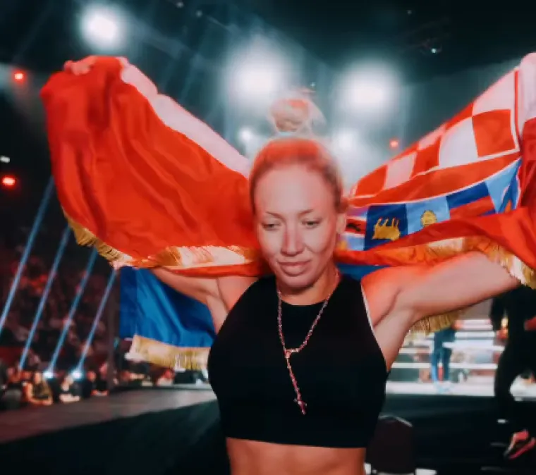 Ela je prihvatila ponudu Hell Boxing Kingsa promocije. Prije je deset godina trenirala taekwondo, tri puta zaredom je bila prvakinja Hrvatske. Trenirala je amaterski i kickboxing, nešto malo hrvanje, aikido, jiu jitcu. Jedino nije trenirala boks. Sve dosad. Obožava borilačke sportove, luda je za njima. U potpunosti je predana sportu.