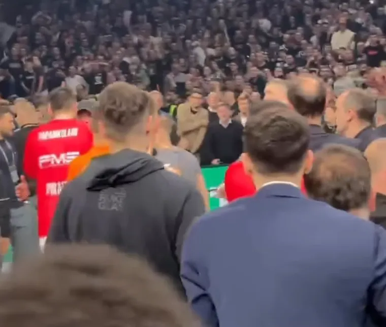 Tyrique Jones je primijetio što se događa i unio se ravno u Bartzokasovo lice prije nego što su članovi obje momčadi spriječili daljnju eskalaciju sukoba.