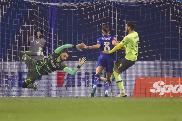 Lukas Kačavedna doveo je Dinamo u prednost u 23. minuti. Bila je to sjajna akcija za Dinamo. Mbuku je ostavio na stranu za Moharramija koji je ubacio u peterac, a ondje Hoxha glavom spustio za Kačavendu koji je prsima uspio ugurati loptu preko crte.