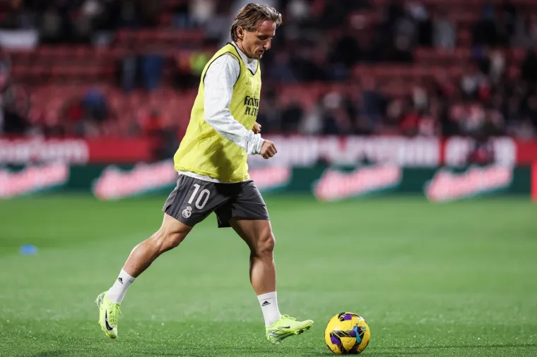 Luka Modrić uoči početka susreta na zagrijavanju.