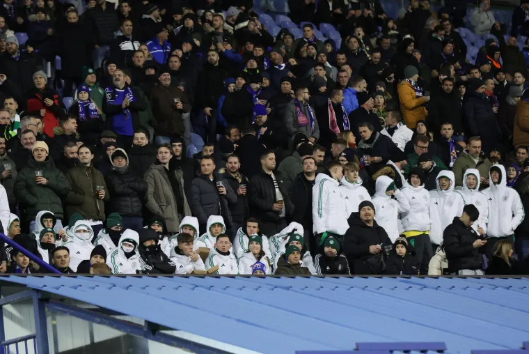 Na Zapadu su snimljeni mladi nogometaši Celtica u bijelim zimskim jaknama s kapuljačama.