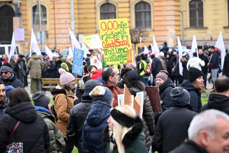 Veliki prosvjed prosvjetara u Zagrebu, na transparentima poruke: 'Ovo je tek početak'