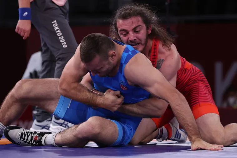Na ovoj fotografiji možemo vidjeti borbu Ivana Hukleka i Zuraba Datunašvilija na Olimpijskim igrama u Tokiju 2021.