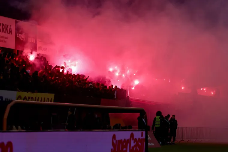 Pirotehnika na Šubićevcu. Torcida je unijela veliki broj baklji.