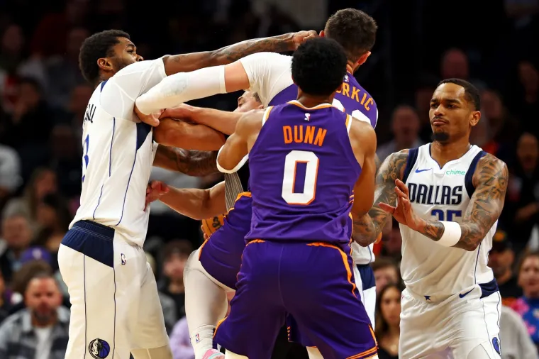 Nurkić ga je potom pogodio otvorenim dlanom u glavu, na što ga je Marshall pokušao udariti šakom.