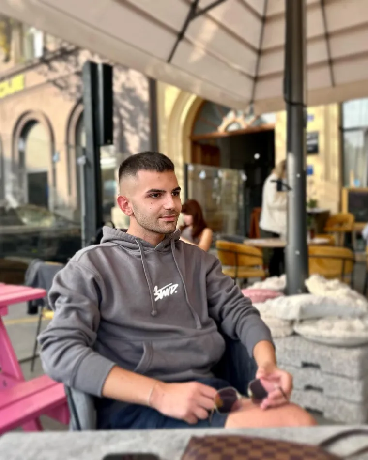 Nakon Švicarske velike je modne gaže dobio u Italiji, nakon čega je postao zaštitno lice mnogih kampanja velikih brendova.