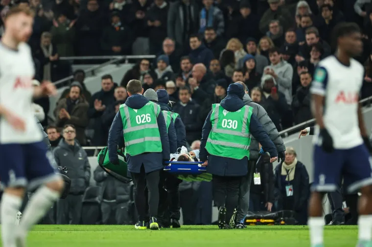 Urugvajski veznjak Tottenhama, Rodrigo Bentancur, srušio se prilikom pokušaja da glavom dohvati loptu ubačenu iz kornera, a činilo se da je ozbiljno ozlijeđen.
