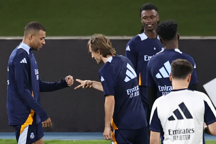 Kamere su snimile Luku i Mbappea kako na treningu igraju "kamen - škare - papir" i Modrić je izgubio u toj igri. Pokazao je škare, a Mbappe kamen i pobijedio.