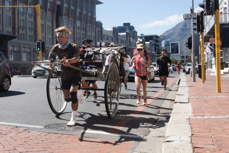Yuji ''Gump'' Suzuki, 34-godišnji Japanac u nedjelju je stigao u Cape Town gdje je završio više od 6000 kilometara dugo putovanje, vukući rikšu od Kenije do Južnoafričke Republike.