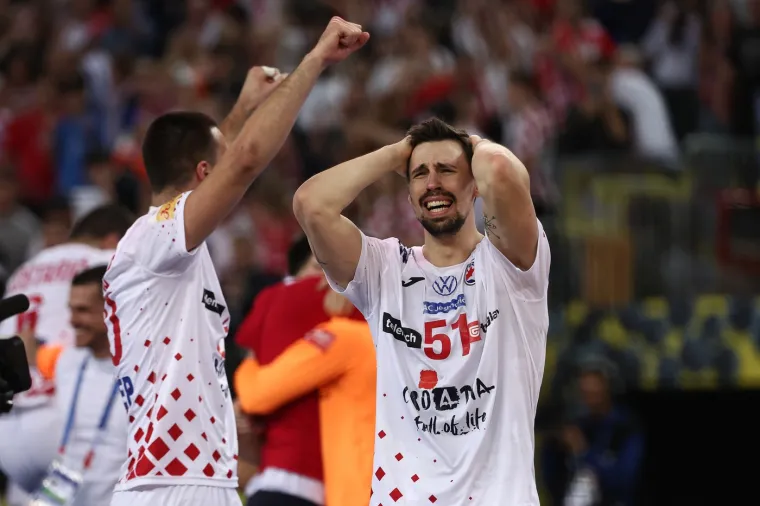 Fotografija koja reciprocira osjećaje svih nas trenutno. Reakcija Ivana Martinovića kada je Hrvatska ušla u polufinale Svjetskog rukometnog prvenstva. Borio se Martinović do samog kraja i s ozljedom, dao nekoliko ključnih golova i zato mu hvala.