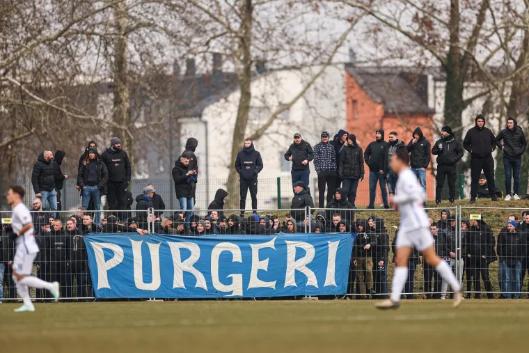 Transparent Bad Blue Boysa "Purgeri". Navijači Dinama bodre svoju momčad, a Bjelovar je uvijek disao i živio Dinamo.