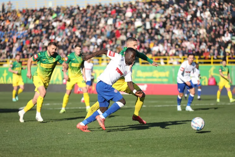 Livaja je proigrao Bambu koji je, čini se, bio u zaleđu i koji je prekrasno pogodio suprotni kut. Gol nije poništen jer VAR na stadionu u Puli nije bio u funkciji. Proradio je opet tek u 34. minuti. Prema usporednim snimkama iz različitih kuteva, Bamba je bio u nedozvoljenoj poziciji prije nego što je primio loptu, ali ostavimo to stručnjacima da komentiraju.
