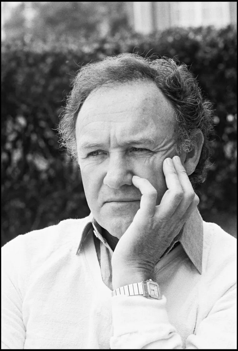 Eugene Allen Hackman, poznatiji kao Gene Hackman, rođen je 30. siječnja 1930. godine u San Bernardinu, Kalifornija. Nažalost, 26. veljače 2025. godine, Gene Hackman i njegova supruga Betsy Arakawa pronađeni su mrtvi u svom domu u Santa Feu, zajedno sa svojim psom. Iako je istraga u tijeku, vlasti su navele da nema znakova nasilne smrti. Hackmanov doprinos filmskoj industriji i njegov bogat opus ostavit će trajan utjecaj na buduće generacije, a u nastavku pogledajte kako se mijenjao te kako je izgledao njegov put do zvijezda.