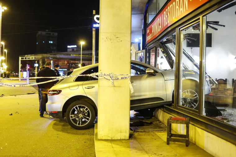 Jedan automobil završio je u izlogu restorana na jednom od najprometnijih križanja u Zagrebu.