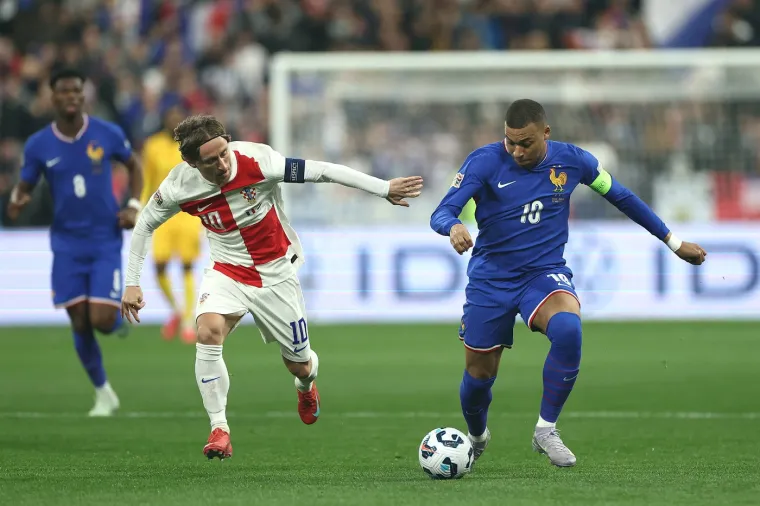 Mbappe je predvodio Francuze koji su od samog početka krenuli po gol. Sve su akcije bile usmjerene na njega