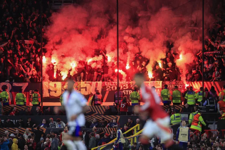 NEK' GORI SVE! Nogometaši Manchester Uniteda plasirali su se u polufinale Europske lige nakon 5-4 (2-0, 2-2) domaće pobjede protiv Lyona u uzvratnom četvrtfinalnom susretu koji je obilovao preokretima.