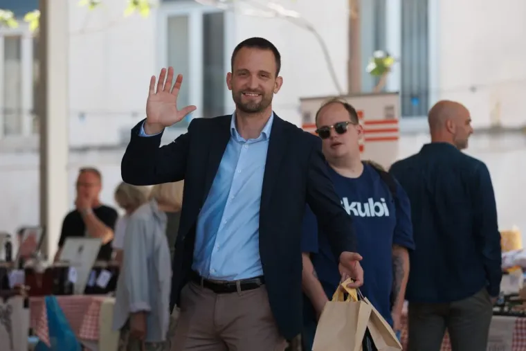 Ovo se ne viđa svaki dan: Tetovirane djevojke, minice i duge noge, pogledajte najbolje kombinacije