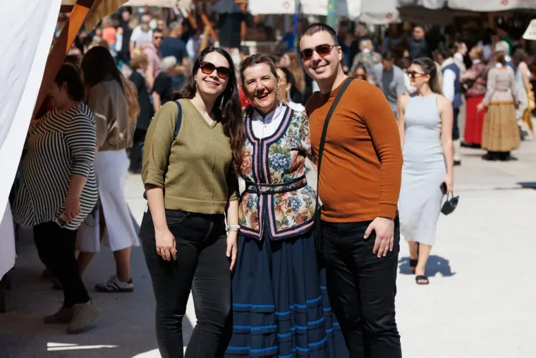 Ovo se ne viđa svaki dan: Tetovirane djevojke, minice i duge noge, pogledajte najbolje kombinacije