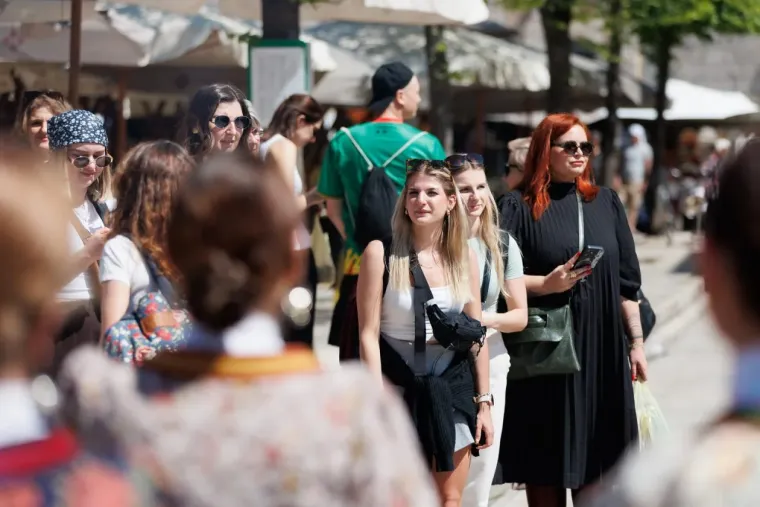 Ovo se ne viđa svaki dan: Tetovirane djevojke, minice i duge noge, pogledajte najbolje kombinacije