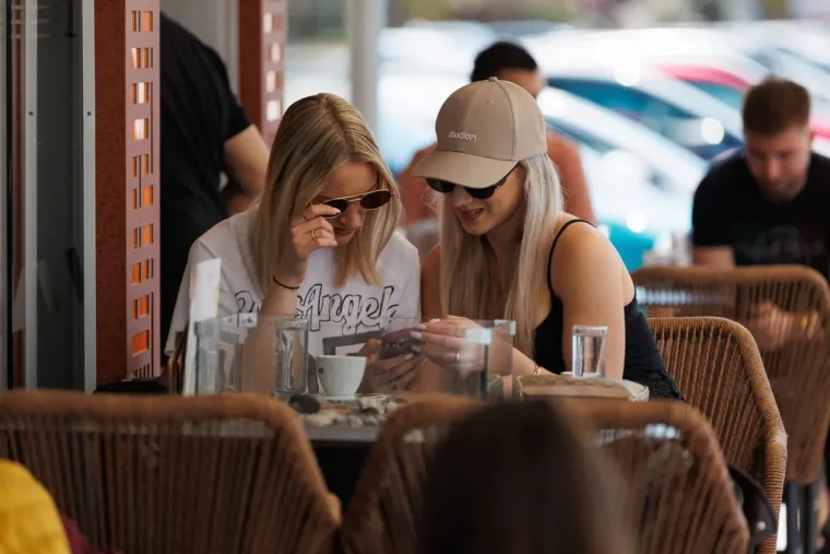 Ovo se ne viđa svaki dan: Tetovirane djevojke, minice i duge noge, pogledajte najbolje kombinacije