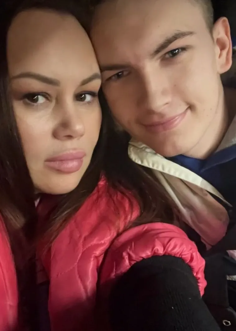 Dijeli ih 18 godina, a prsten joj je na ruku stavio s 21: Njihova je veza pokrenula raspravu
