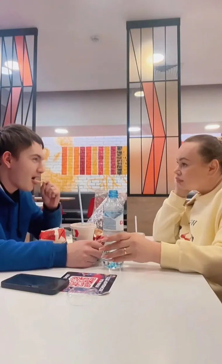 Dijeli ih 18 godina, a prsten joj je na ruku stavio s 21: Njihova je veza pokrenula raspravu