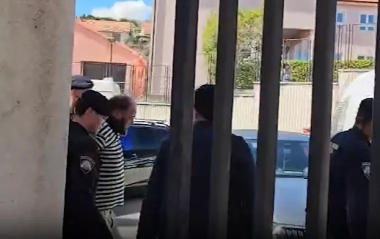 Ovo je lice ubojice iz Drni&scaron;a: Pognuo je glavu dok ga odvode, skrivao se od subote