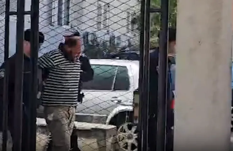 Ovo je lice ubojice iz Drni&scaron;a: Pognuo je glavu dok ga odvode, skrivao se od subote
