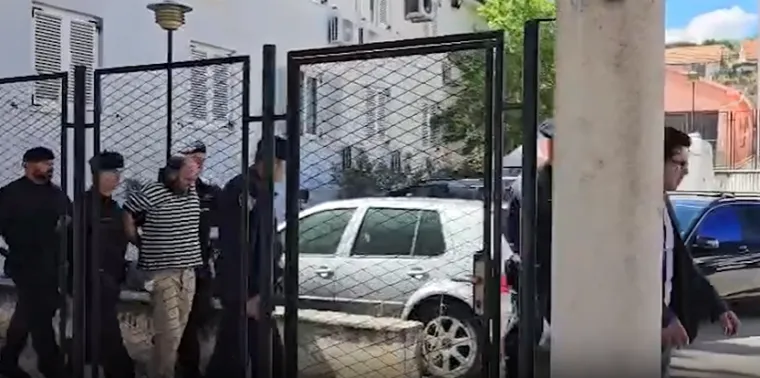 Ovo je lice ubojice iz Drni&scaron;a: Pognuo je glavu dok ga odvode, skrivao se od subote