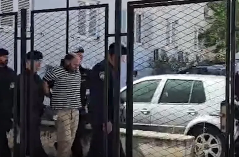 Ovo je lice ubojice iz Drni&scaron;a: Pognuo je glavu dok ga odvode, skrivao se od subote