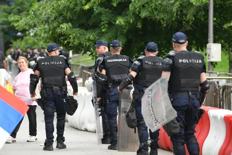 Veliki prosvjed trese Srbiju! Pogledajte dramatične scene iz Beograda, rijeke prosvjednika ga blokirale