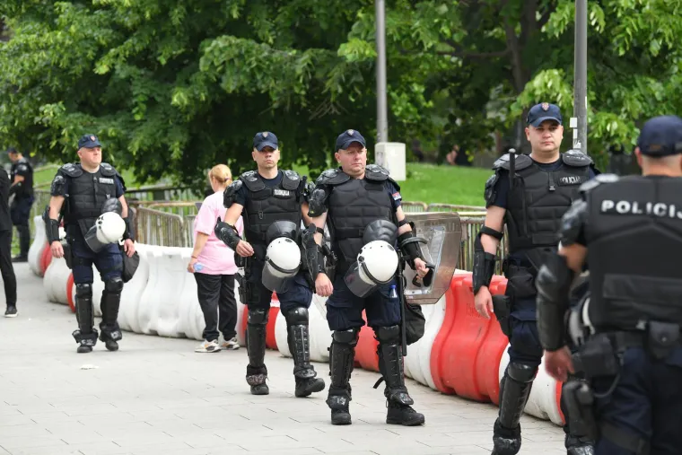 Veliki prosvjed trese Srbiju! Pogledajte dramatične scene iz Beograda, rijeke prosvjednika ga blokirale
